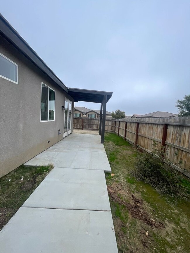 Building Photo - Newer home in gated community in Visalia
