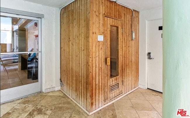 Building Photo - 1154 S Barrington Ave