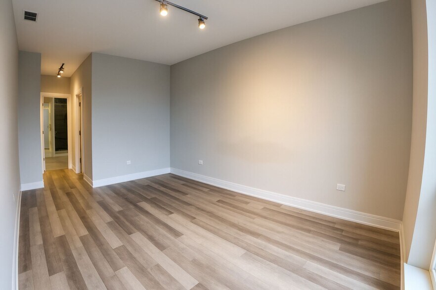 Building Photo - 1554 N Talman Ave