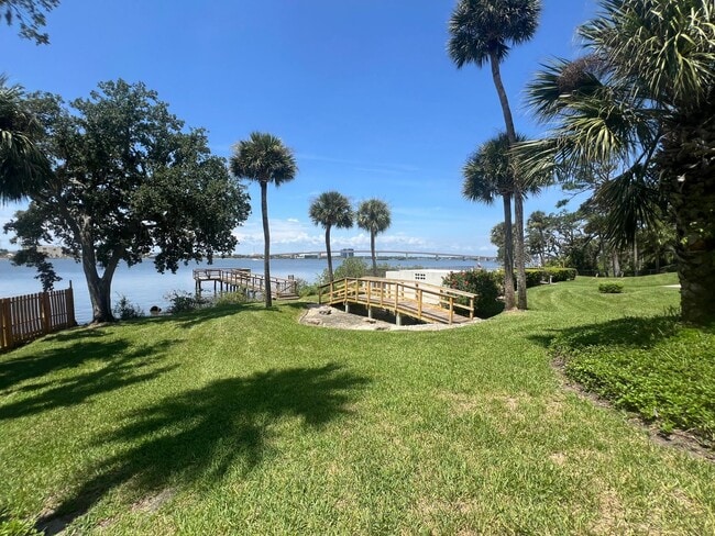 Building Photo - BEAUTIFUL and Renovated Riverfront Furnish...