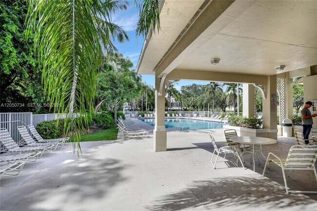 Building Photo - 7921 Sanibel Dr