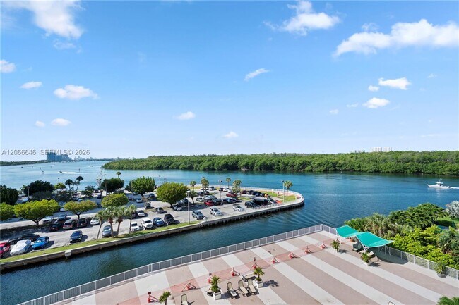 Building Photo - 400 Kings Point Dr