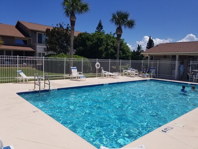 Building Photo - Beautiful Townhome 2 Bedroom 2.5 Bathroom