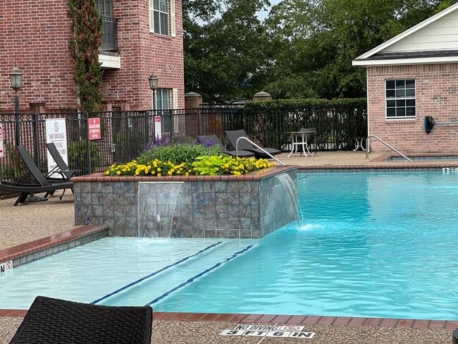 Building Photo - 2865 Westhollow Dr