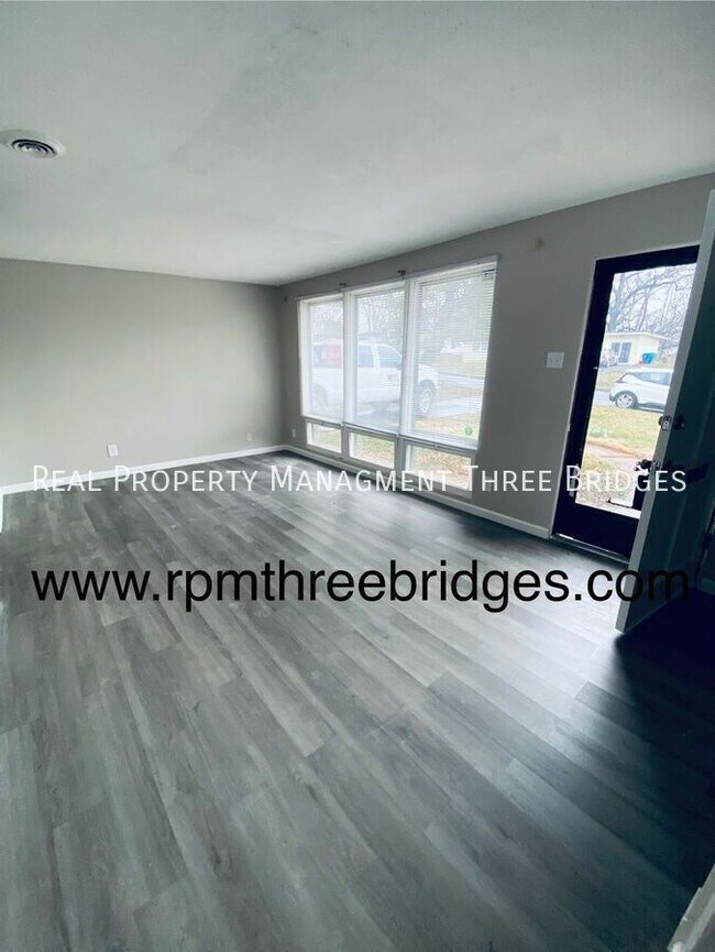 Building Photo - 28 Redwood Dr