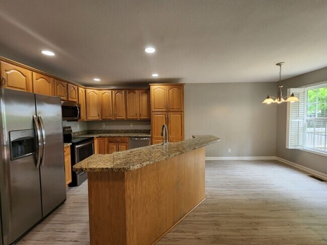 Building Photo - $1850 3 Beds 2.5 Bath + Bonus Room & Storm...