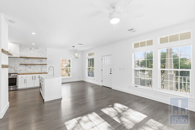 Building Photo - 1116 Lott Ave