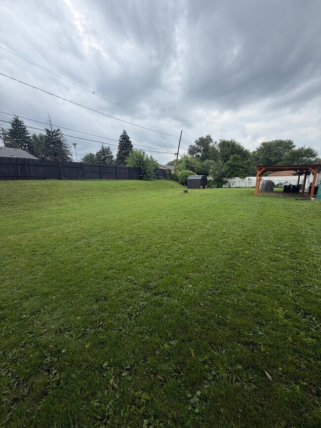 Building Photo - 201 Fairwood Dr