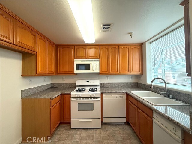 Building Photo - 3317 Del Mar Ave