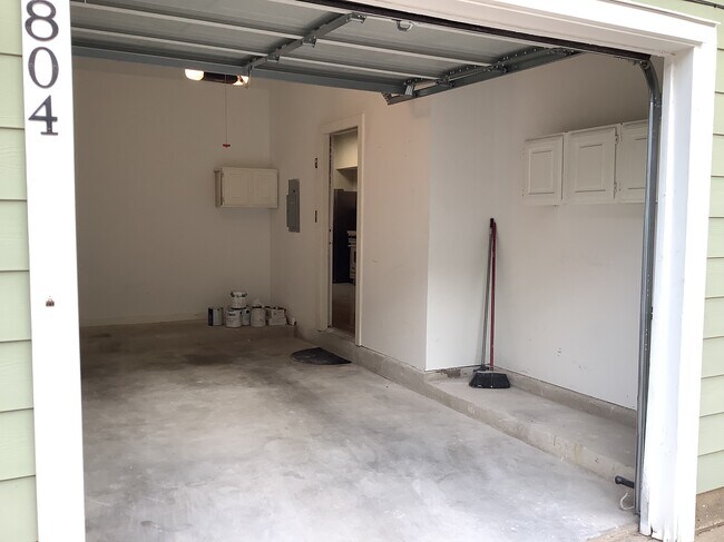 one car garage - 6220 Bentwood Trl