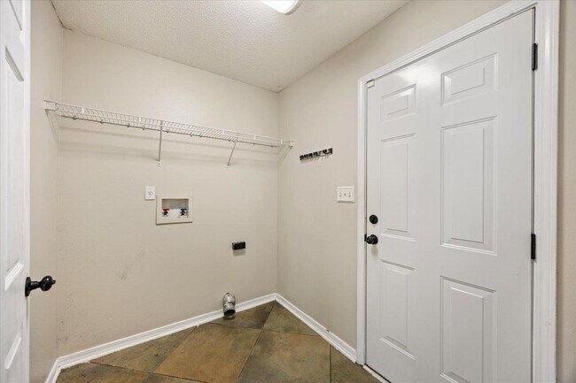 Building Photo - 1922 Coral St