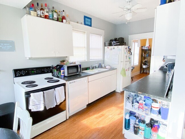 Building Photo - 722 Sunset Dr