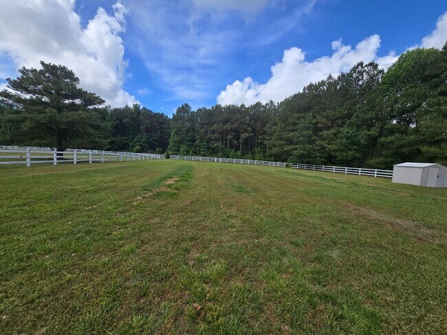 Building Photo - Quiet Country Living! Spacious 4 Bed, 2 Bath in Currituck