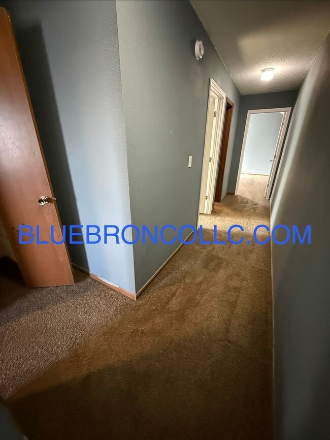 Building Photo - Spacious 3 bedroom with a great layout