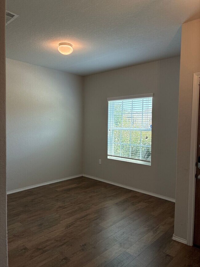 Building Photo - Charming 4 beds 2.5 baths in San Antonio!