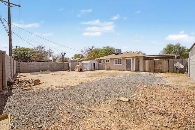Building Photo - 1823 E Sunland Ave