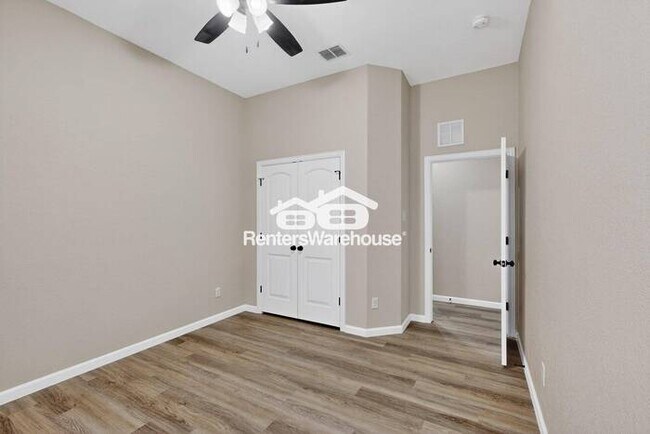 Building Photo - Great Location and Fully Refreshed Move In...
