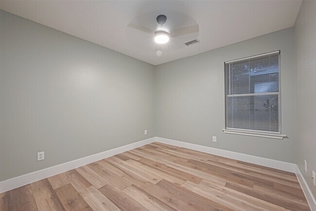 Building Photo - 2 Garden Lodge Pl