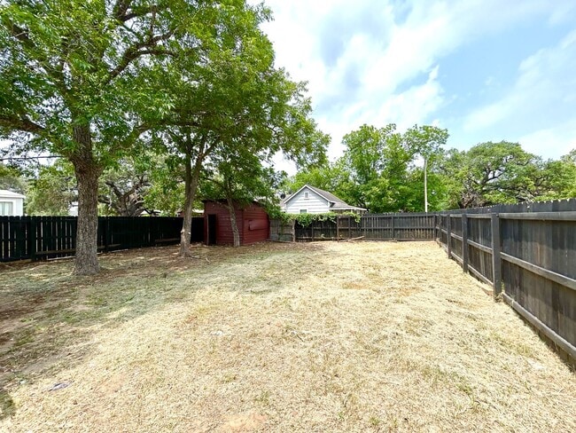Building Photo - *COMING SOON* Corner Lot 3 Bedroom / 1.5 Bath Home In Pleasanton TX.
