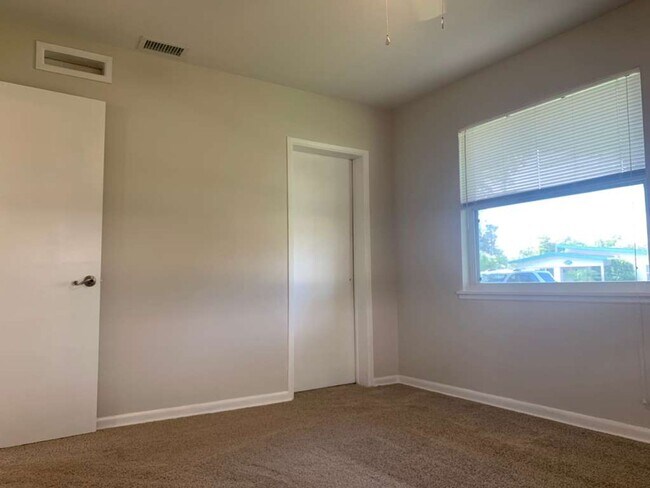 Building Photo - Updated 2 Bedroom 1 Bath in Central Gulfport
