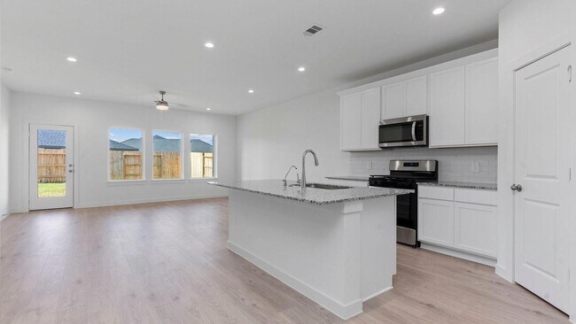 Building Photo - 5030 Balcolm Dr