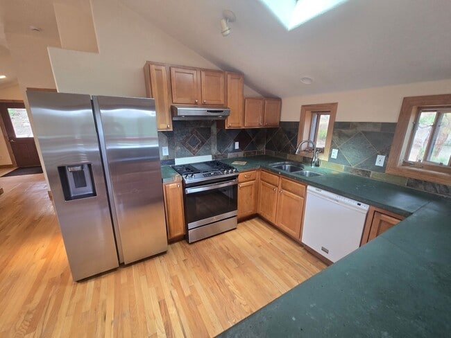 Building Photo - 229 Crestwood Ct