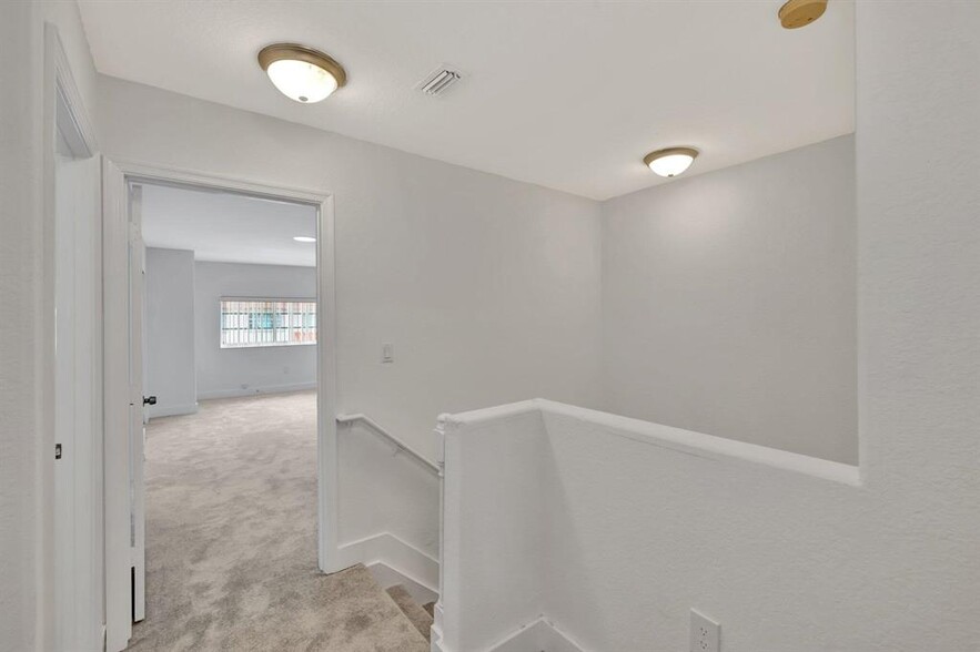 Building Photo - 3055 Riverside Dr