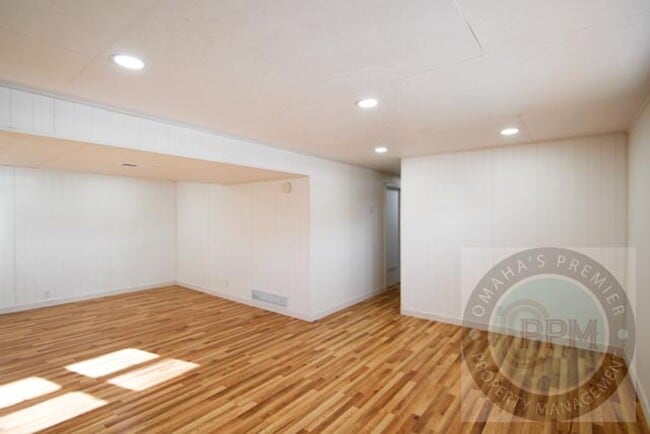 Building Photo - Spacious 3Bed/ 1Bath Home