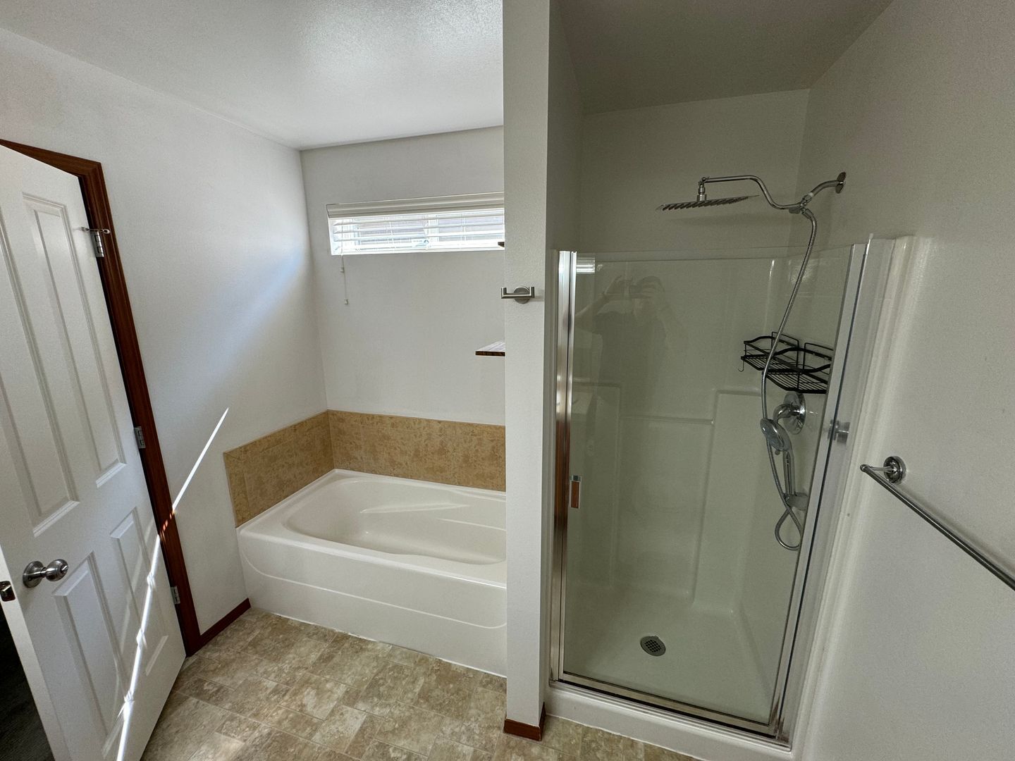 Building Photo - Spacious 3 bed 2.5 Bath Townhome