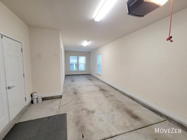 Building Photo - 15041 New Amsterdam Ln