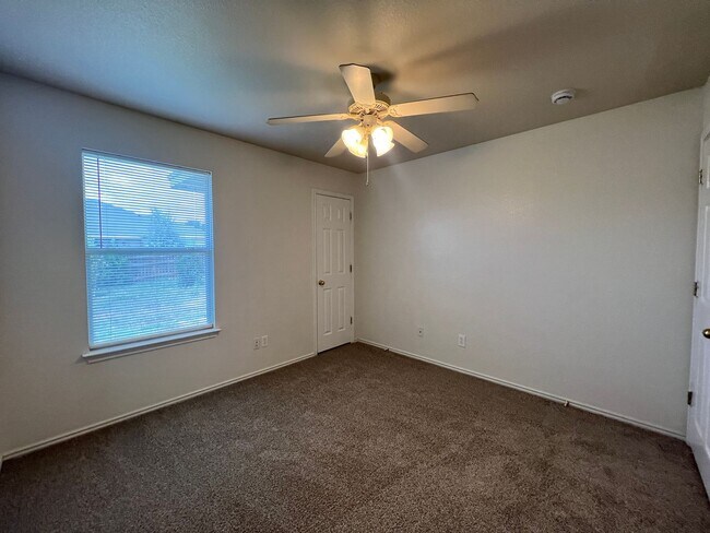 Building Photo - Large 3/2/2 Duplex with Easy Access to IH ...
