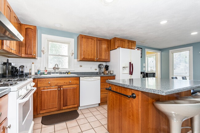 Building Photo - 5 Leon St