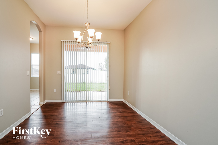 Building Photo - 226 Manasota St