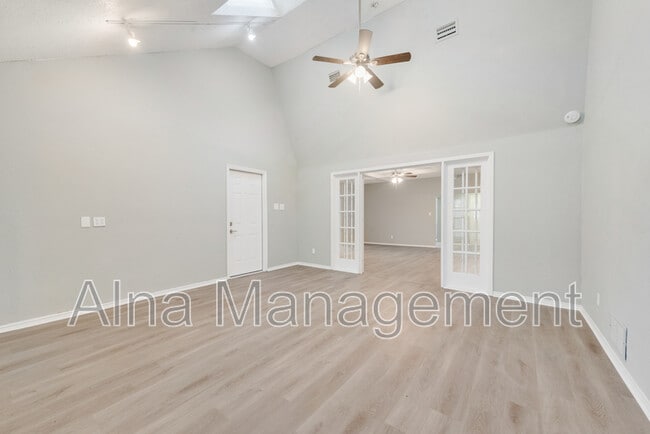 Building Photo - 1005 Canadian Cir