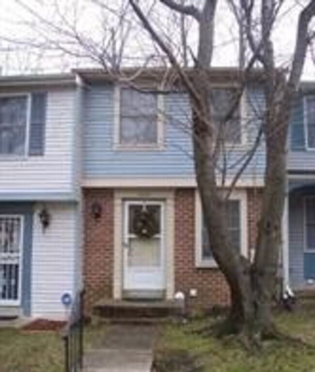 Primary Photo - Well maintained 2 BR 2 BA 3 level townhome...