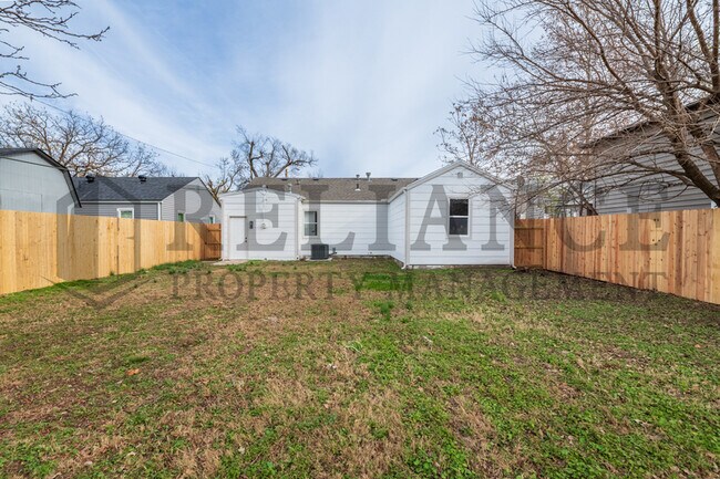 Building Photo - 1631 S Fern St