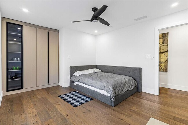 Building Photo - 915 Lost Forest Dr NW