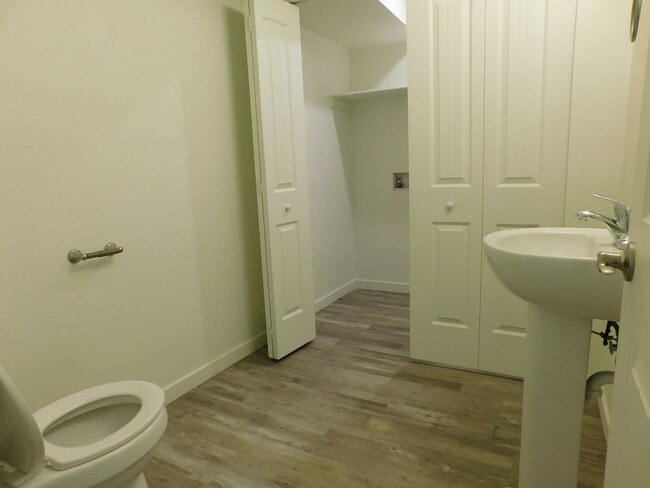 Building Photo - Newer Construction close to Community Hospital