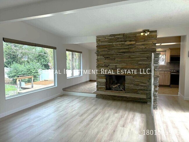 Building Photo - 389 E Meadow Rd