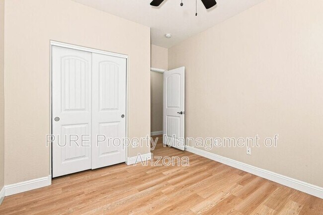 Building Photo - 1711 W Paisley Dr