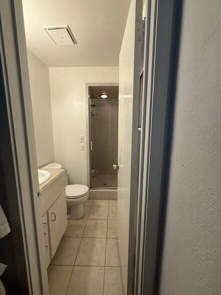 Building Photo - 610 Spencer Ct