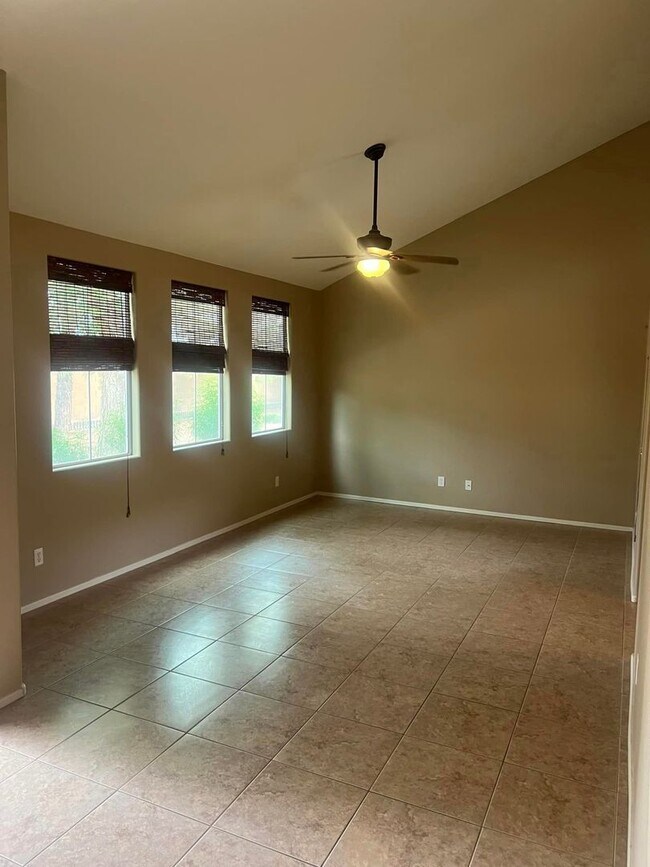 Building Photo - 4-bedroom and loft in the Willows with com...