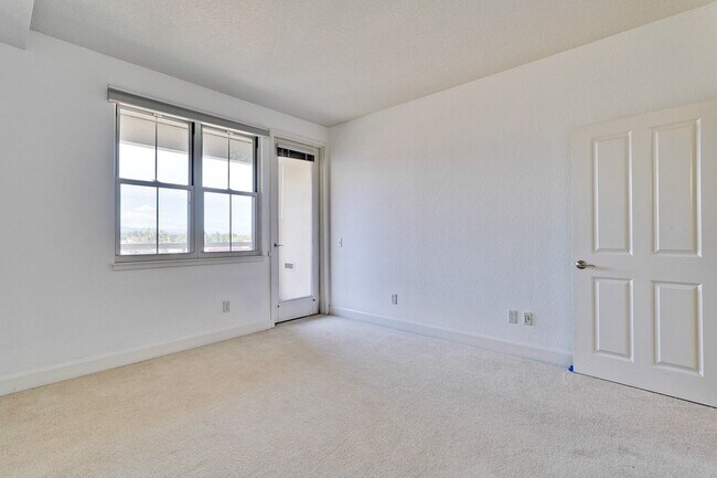 Building Photo - Large 2BR/2BA Condo with Spacious Balcony ...