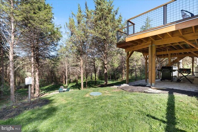 Building Photo - 321 Whispering Echos Dr