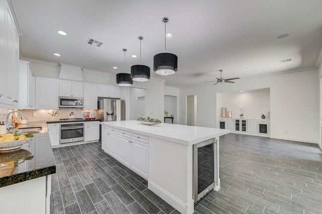 Building Photo - Luxury Single Story 3 Bedroom!