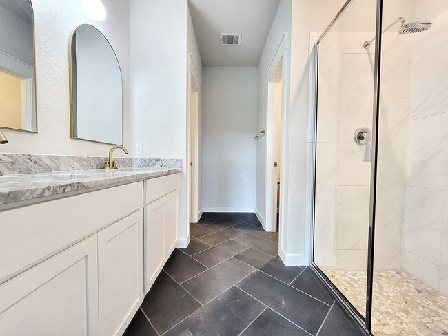 Building Photo - Beautiful 3-Bedroom, 2-Bath Modern Home fo...