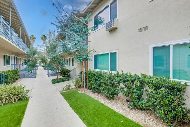 Building Photo - 633 W Hyde Park Blvd