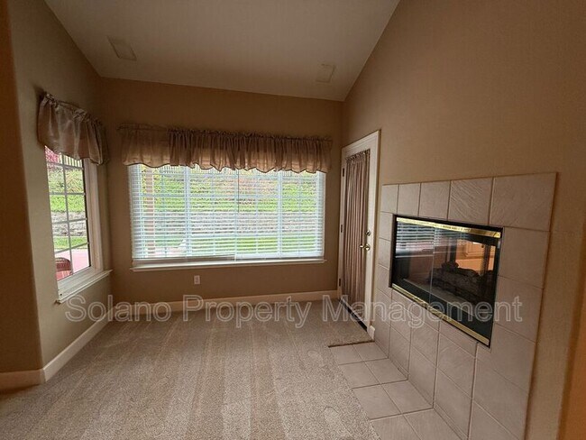 Building Photo - 685 Hillcrest Cir