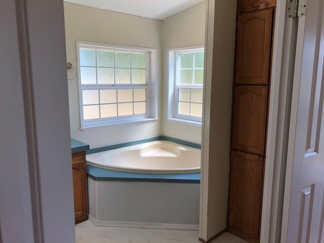 Building Photo - Spacious 3 bedroom home