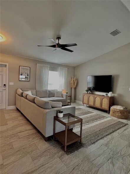 Building Photo - 1194 S Lassonde St